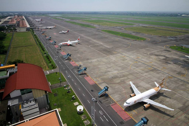 Sejumlah pesawat udara terparkir di apron Bandara Internasional Juanda Surabaya di Sidoarjo, Jawa Timur, Selasa (8/11). Foto: Umarul Faruq/ANTARA FOTO