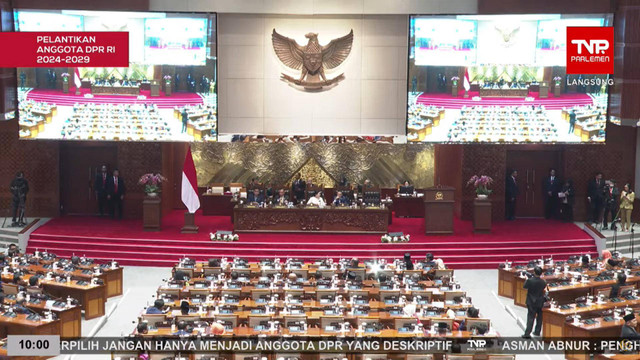 Suasana Rapat Paripurna DPR RI ke 8 Masa Persidangan 1 Tahun Sidang 2024-2025 di Gedung DPR, Jakarta, Minggu (30/9/2024). Foto: YouTube/ DPR RI