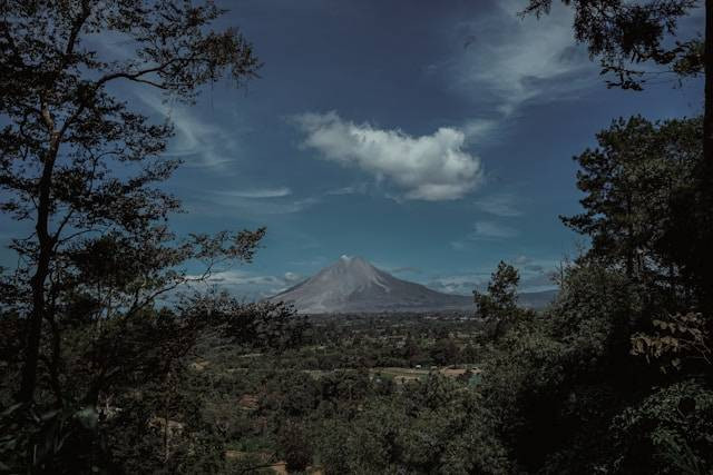 Wisata pemandian Berastagi. Foto hanyalah ilustrasi, bukan tempat yang sebenarnya. Sumber: Unsplash/Jesman fabio