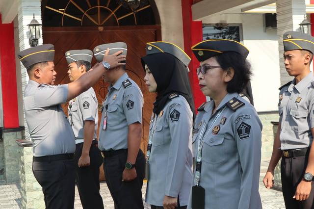 Karutan periksa kelengkapan pakaian dinas Pegawai