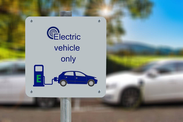 Ilustrasi Kendaraan Listrik (sumber:https://cdn.pixabay.com/photo/2019/11/19/07/39/current-gas-station-4636710_1280.jpg)