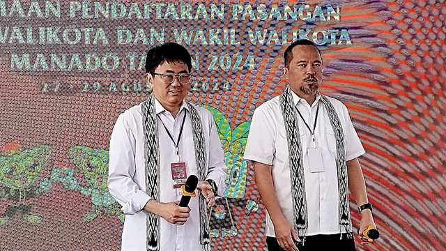 Pasangan Calon Petahana Wali Kota dan Wakil Wali Kota Manado, Andrei Angouw dan Richard Sualang, saat mendaftar ke KPU Kota Manado. (foto: swingly manderes/manadobacirita)