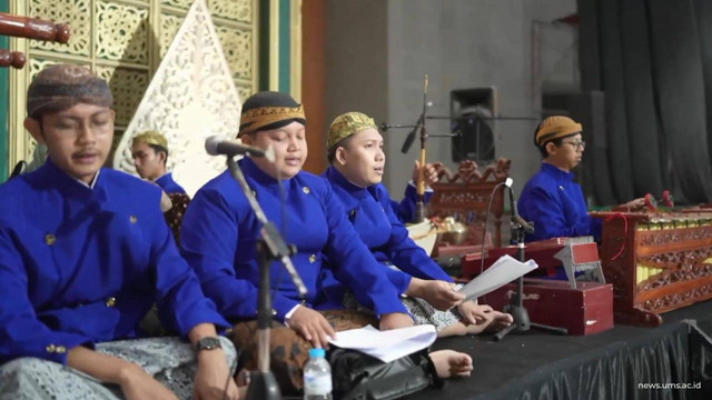 Karawitan Fakultas Ilmu Keguruan dan Ilmu Pendidikan (FKIP) Langen Laras Sworo Universitas Muhammadiyah Surakarta  saat tampil dalam acara pernikahan putri Rektor UMS. Dok Humas UMS