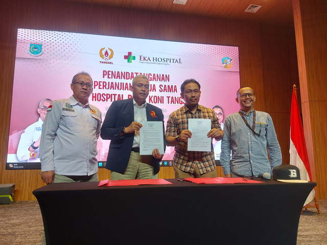 COE Manager Gatam Institute Eka Hospital Group M. Mahendrata Pringgodani (kedua dari kanan) dan Ketua KONI Kota Tangerang Selatan Letkol (purn) M Hamka Handaru (kedua dari kiri) pada penandatanganan MoU di Trembesi Hotel BSD, Tangerang Selatan, Sabtu (28/9/2024). Foto: Dok. Eka Hospital