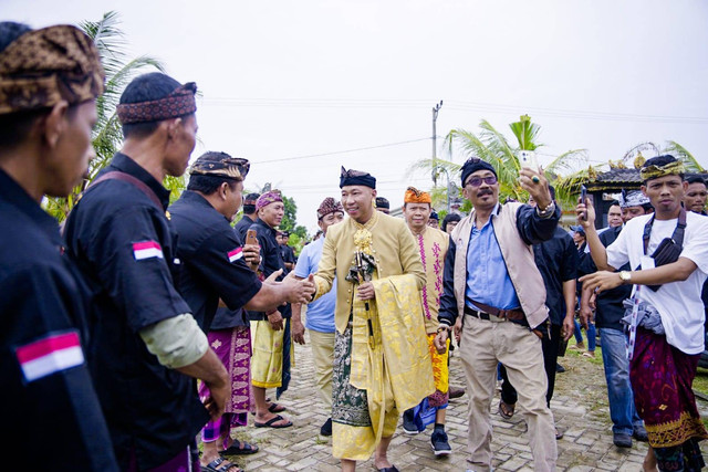 Calon Gubernur Lampung, Rahmat Mirzani Djausal mendapatkan gelar kehormatan Ksatria Shri Nata Buana dari Komunitas umat Hindu Bali di Lampung | Foto : Ist