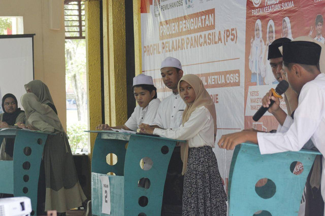 Siswa Sukma Bangsa Pidie berdebat dalam rangkaian acara Pemira. Dok penulis.