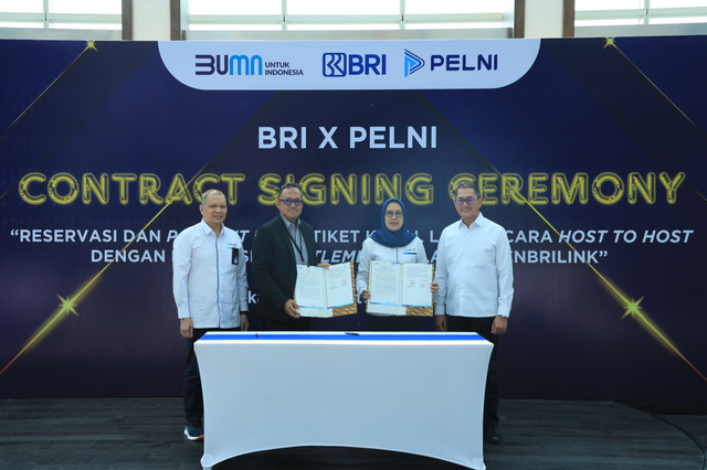 Head of BRILink Business Division BRI Windriyo Aribowo (kedua dari kiri), Direktur Usaha Angkutan Penumpang PELNI Nuraini Dessy W (kedua dari kanan), dan Senior Executive Vice President (SEVP) Ultra Micro BRI Muhammad Candra Utama (kanan) pada penandatanganan kerja sama Reservasi dan Payment Point Tiket Kapal Laut PELNI melalui AgenBRILink. Foto: Dok. BRI