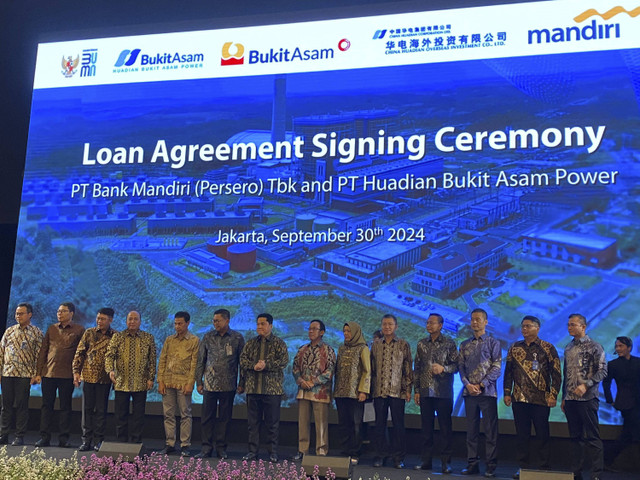 Penandatanganan Agreement Refinancing Existing Loan PT Huadian Bukit Asam Power (HBAP), yang akan dialihkan dari The Export-Import Bank of China (CEXIM) kepada Bank Mandiri di Plaza Mandiri Jakarta, Senin (30/9/2024). Foto: Ghifari/kumparan 