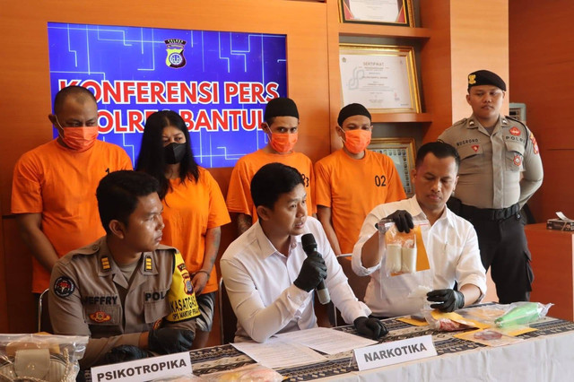 Konferensi Pers Polres Bantul terkait pesta dan transaksi narkoba. Foto: Polres Bantul