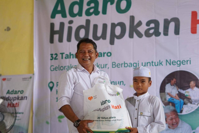 Simbolis Penyerahan Bantuan Paket Sembako dari PT Adaro kepada salah satu santri.