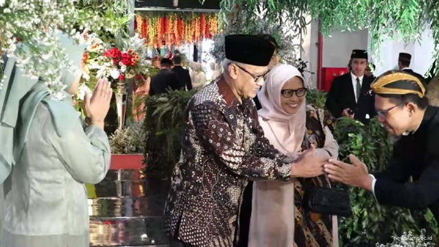 Ketua Umum Pimpinan Pusat Muhammadiyah (PPM), Prof. Dr. Haedar Nashir, M.Si.,   bersama istri saat menghadiri pernikahan putri Rektor UMS. Dok Humas UMS