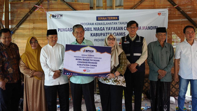 BPKH melalui Mitra Kemaslahatan BPKH Rumah Zakat menyerahkan bantuan armada mobil niaga kepada Yayasan Cendekia Mandiri Utama di Desa Citeureup, Kecamatan Kawali, Kabupaten Ciamis, Jawa Barat.