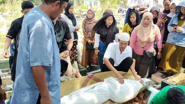 Suasana pemakaman siswi SMP yang di tewas di TPU Palembang, Foto : Ist