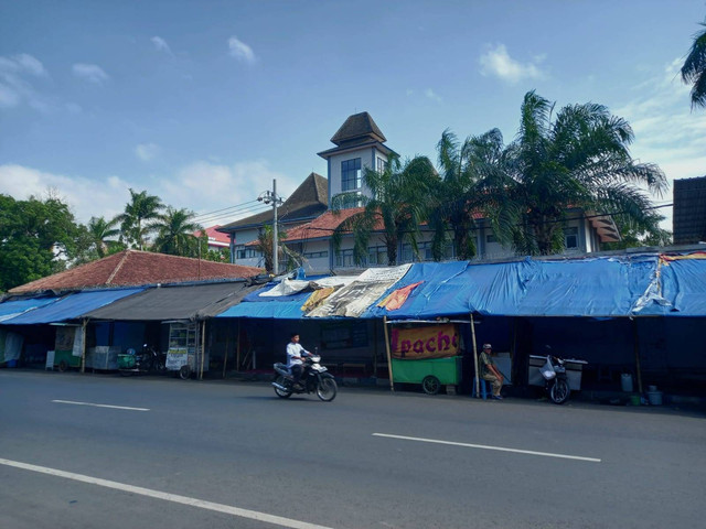 Dokumentasi Asli: Trotoar Jalan Jawa, Jember yang digunakan oleh pedagang kaki lima