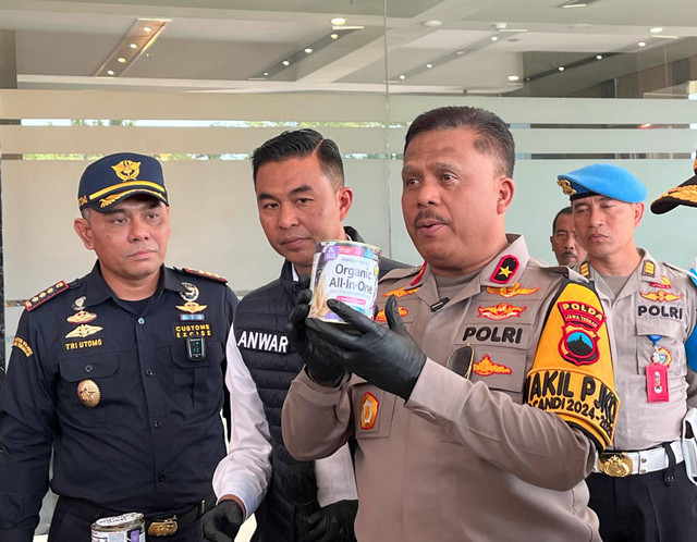 Wakapolda Jateng, Brigjen Pol Agus Suryonugroho, menunjukkan barbuk sabu dalam kaleng susu. Dok: Intan/kumparan