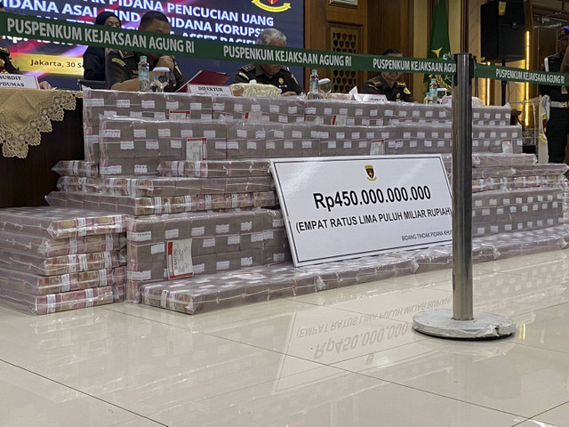 Kejagung tunjukan Rp 450 miliar yang disita dari kasus tindak pidana pencucian uang dengan tindak pidana asal tindak pidana korupsi Palma Group atas nama tersangka PT. Asset Pacific, di Kejagung RI, Jakarta Selatan pada Senin (30/9/2024). Foto: Abid Raihan/kumparan