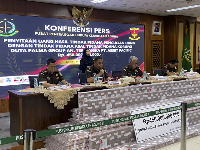 Kejagung tunjukan Rp 450 miliar yang disita dari kasus tindak pidana pencucian uang dengan tindak pidana asal tindak pidana korupsi Palma Group atas nama tersangka PT. Asset Pacific, di Kejagung RI, Jakarta Selatan pada Senin (30/9/2024). Foto: Abid Raihan/kumparan