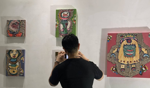 Pameran lukisan 'Love Robot' di Surabaya. Foto: Masruroh/Basra