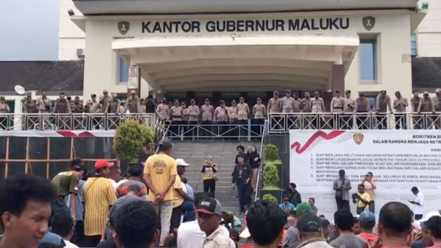 Suasana demo sopir angkot di Ambon, Senin (30/9). Dok: kumparan