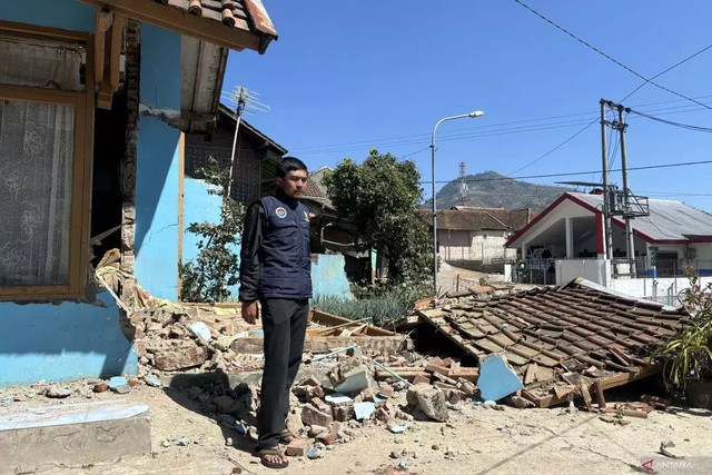 Dampak kerusakan berat usai terjadi gempa bermagnitudo 5.0 di Kabupaten Bandung, Jawa Barat (antaranews.com)