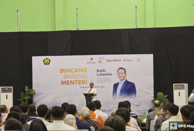 Menteri ESDM Bahlil Lahadalia dalam berbincang dengan jajaran manajemen, insinyur, dan operator Blok Cepu di Bojonegoro, Jawa Timur, Senin (30/9/2024). Foto: Dok. Kementerian ESDM 