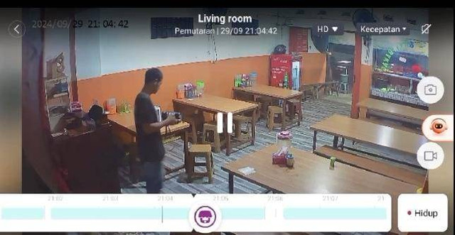 Pelaku pencurian yang terekam CCTV di warung pecel lele Chogan, Teluk Betung Selatan, Bandar Lampung. | Foto: Ist