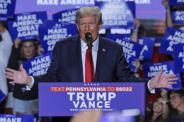 Bakal calon presiden AS dari Partai Republik, Donald Trump berbicara dalam sebuah rapat umum kampanye di Erie, Pennsylvania, AS, Minggu (29/9/2024). Foto: Brian Snyder/REUTERS