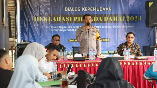 Kapolres Sekadau AKBP I Nyoman Sudama memberikan paparan materi dalam kegiatan Dialog Kepemudaan. Foto: Dok. Humas Polres Sekadau