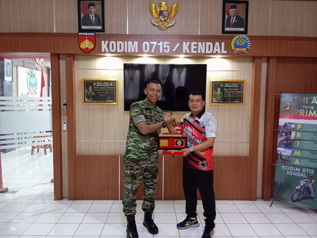 Komandan KODIM 0715 Kendal (kiri) dengan Kepala Lapas Kelas IIA Kendal (kanan)