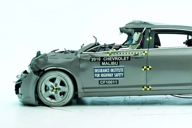 Hasil pengujian perisai kolong yang dilakukan oleh Insurance Institute for Highway Safety (IIHS). Foto: Insurance Institute for Highway Safety (IIHS)