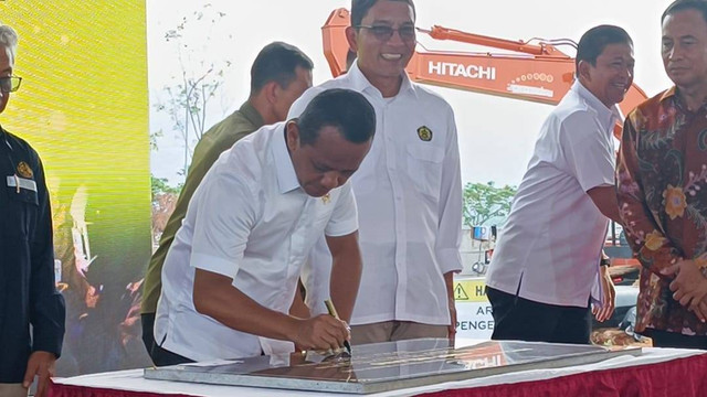 Menteri ESDM Bahlil Lahadalia meresmikan pengelasan pertama (first welding) pipa transmisi gas bumi Cirebon-Semarang (Cisem) Tahap II di KIT Batang, Senin (30/9/2024). Foto: Fariza Rizky Ananda/kumparan