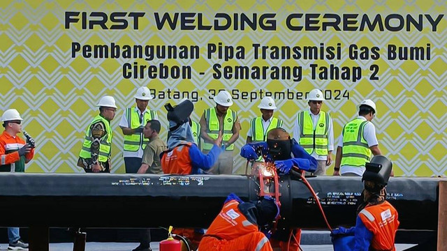 Menteri ESDM Bahlil Lahadalia meresmikan pengelasan pertama (first welding) pipa transmisi gas bumi Cirebon-Semarang (Cisem) Tahap II di KIT Batang, Senin (30/9/2024). Foto: Fariza Rizky Ananda/kumparan