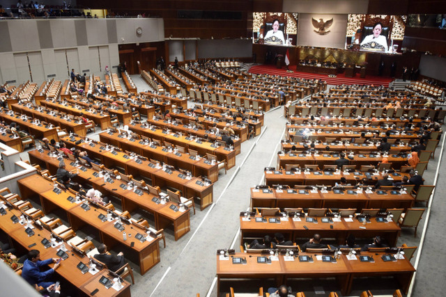 Ketua DPR Puan Maharani menyampaikan pidato saat memimpin Rapat Paripurna DPR Penutupan Masa Sidang I Tahun Sidang 2024-2025 Keanggotaan DPR RI 2019-2024 di Kompleks Parlemen, Senayan, Jakarta, Senin (30/9/2024). Foto: Indrianto Eko Suwarso/ANTARA FOTO