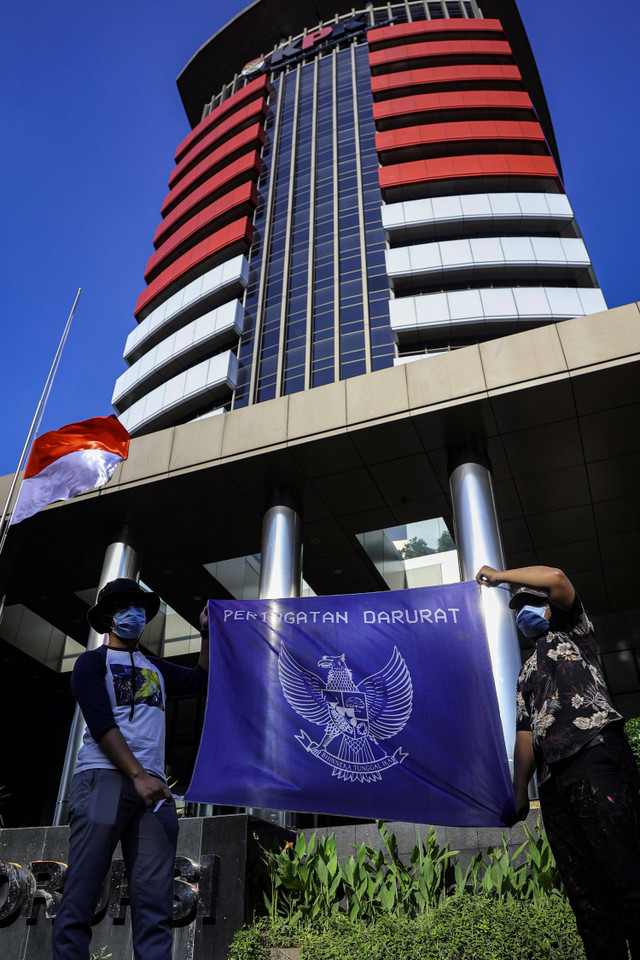 Aktivis Indonesia Corruption Watch (ICW) membentangkan spanduk saat menggelar aksi teatrikal di depan gedung KPK, Jakarta, Senin (30/9/2024). Foto: Dhemas Reviyanto/ANTARA FOTO