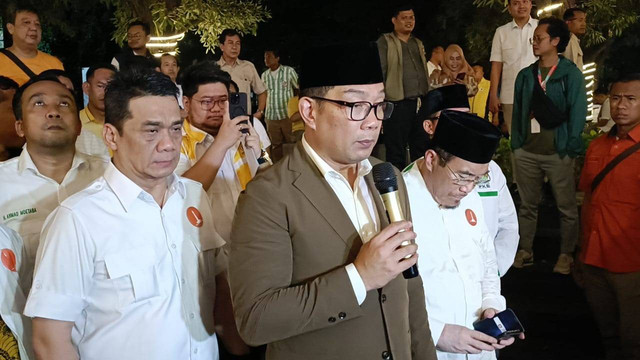 Cagub Jakarta, Ridwan Kamil saat diwawancarai wartawan di DPD Golkar DKI Jakarta, Senin (30/9/2024). Foto: Fadlan Nuril Fahmi/kumparan