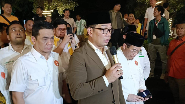 Cagub Jakarta, Ridwan Kamil saat diwawancarai wartawan di DPD Golkar DKI Jakarta, Senin (30/9/2024). Foto: Fadlan Nuril Fahmi/kumparan