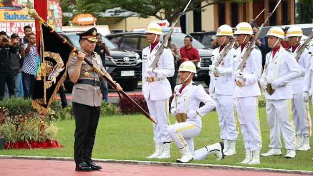 Kapolda Sulawesi Utara, Irjen Pol Roycke Harry Langie, saat mengikuti upacara serah terima Pataka Maesa'an Waya, Senin, 30 September 2024. (foto: dokumen polda sulut)