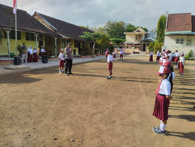 Tingkatkan Kedisiplinan Pelajar, Polsek Gondang Berikan Pembinaan di Sekolah