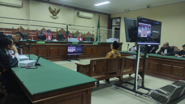 Mantan Bupati Sidoarjo, Ahmad Muhdlor Ali atau Gus Muhdlor, menjalani sidang perdana di Pengadilan Tipikor Surabaya di Sidoarjo, Senin (30/9/2024). Foto: Dok. Istimewa