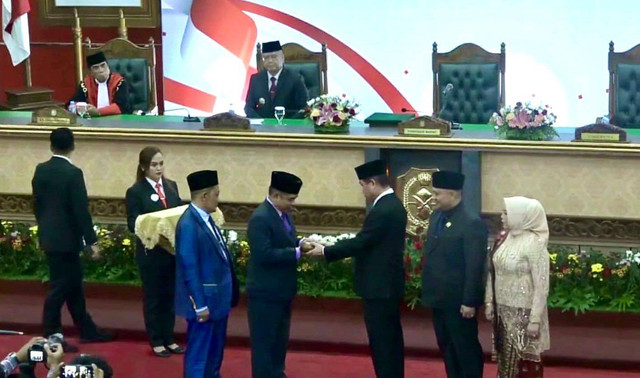 Ketua sementara DPRD Kalbar, Minsen saat menerima palu dari wakil ketua DPRD Kalbar Prabasa Anantatur. Foto: Dok. RRI