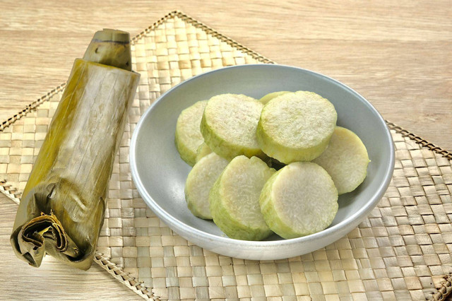 Lontong (Sumber: https://www.shutterstock.com/image-photo/lontong-rice-rolled-banana-leaves-boiled-2292759585)