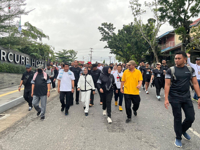 Cawagub Sri Suwanto saat mengikuti jalan sehat bersama H Abdul Rasyid dan H Ruslan di Pangkalan Bun. (Ist)