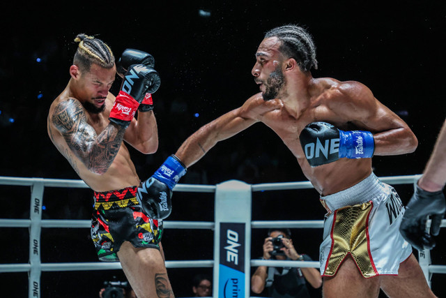 Alexis Nicolas (kanan) melayangkan pukulan pada Regian Eersel dalam laga perebutan gelar kickboxing ONE Championship pada April 2024. Foto: ONE Championship