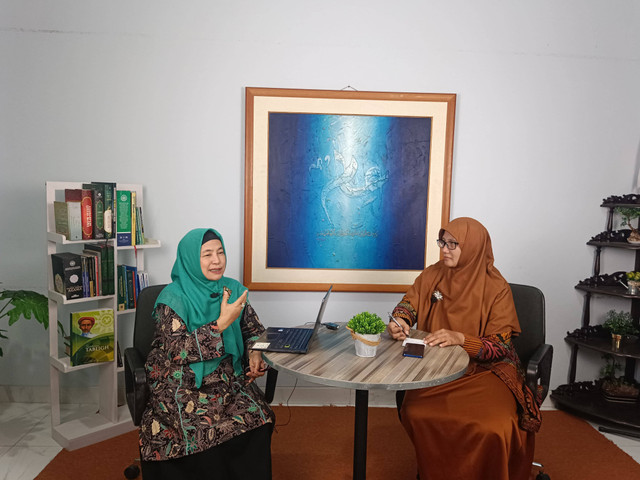 Foto dari sisi kiri Elli Nur Hayati, MPH, Ph.D, Psikolog dan sisi kanan Dewi Masyithoh, S.Ag, Msi