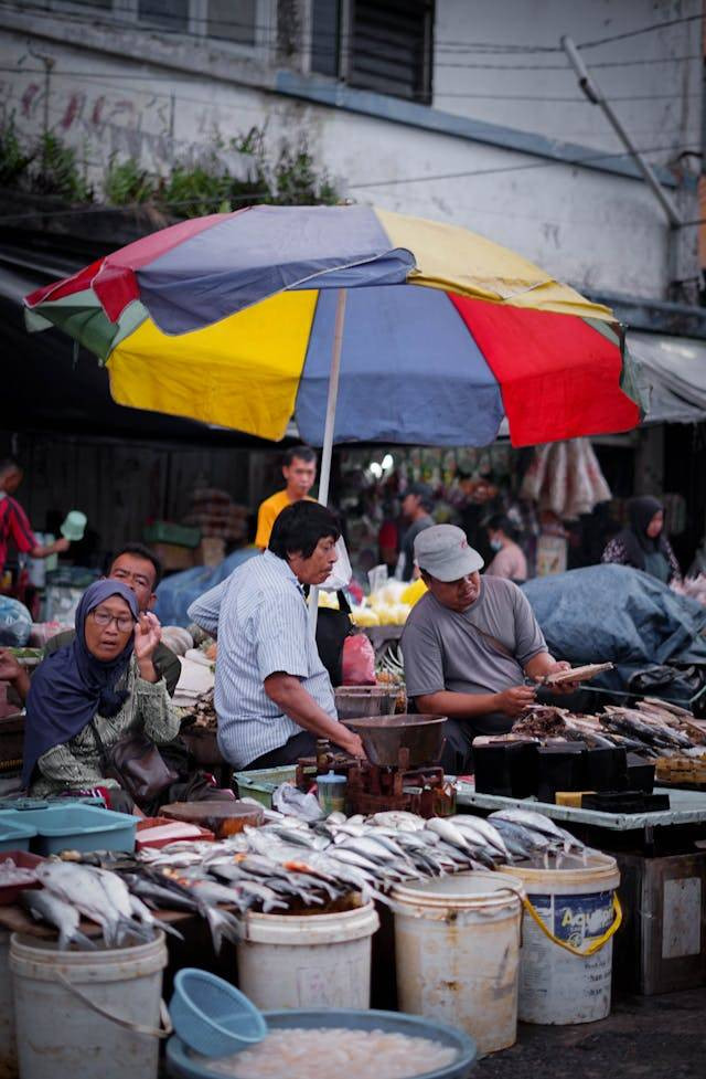 Sumber foto: https://www.pexels.com/id-id/foto/jalan-pasar-indonesia-menjual-14590560/