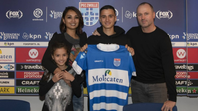 Eliano Reijnders bersama ayah dan ibu saat tanda tangani kontrak dengan PEC Zwolle. Foto: peczwolle.nl