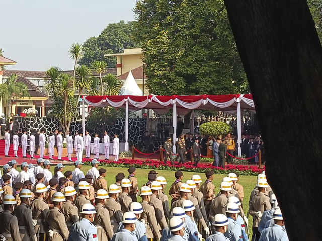 Presiden Jokowi didampingi presiden terpilih Prabowo Subianto menghadiri upacara peringatan Hari Kesaktian Pancasila 2024 di Monumen Pancasila Sakti, Lubang Buaya, Jakarta Timur, Selasa (1/10/2024) Foto: Zamachsyari/kumparan