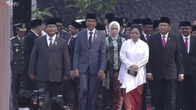 Momen Puan Maharani berbincang dengan Jokowi dan Prabowo usai upacara peringatan Hari Kesaktian Pancasila 2024 di Monumen Pancasila Sakti, Lubang Buaya, Jakarta Timur, Selasa (1/10/2024). Foto: Youtube/ Sekretariat Presiden