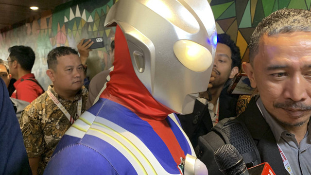 Anggota DPR RI yang akan dilantik, Jamaludin Malik, mengenakan pakaian Ultraman di Kompleks Parlemen Senayan, Selasa (1/10/2024). Foto: Luthfi Humam/kumparan