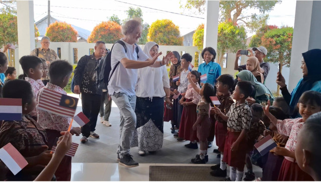 Siswa siswi SLB Kristen Pelangi Kasih Lumajang menyambut kedatangan pak Hans Reede dari PUM Belanda